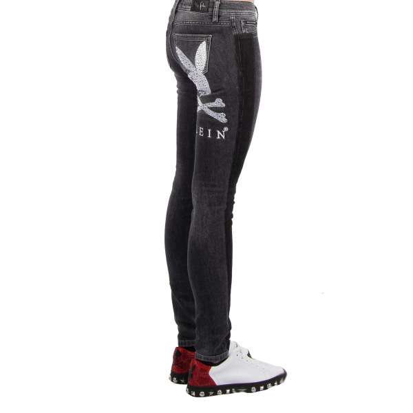 Jeggings Jeans mit großem Playboy Plein Logo aus Kristallen und besticktem PLEIN Schriftzug hinten und Metall-Logo vorne  von PHILIPP PLEIN x PLAYBOY