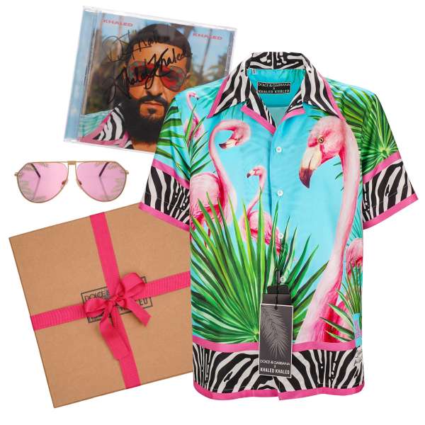 Special Edition DJ Khaled x DG Box mit Flamingo und Zebra Print Seide Hemd, tropischen Blättern Sonnenbrille und CD in blau und pink von DOLCE & GABBANA 