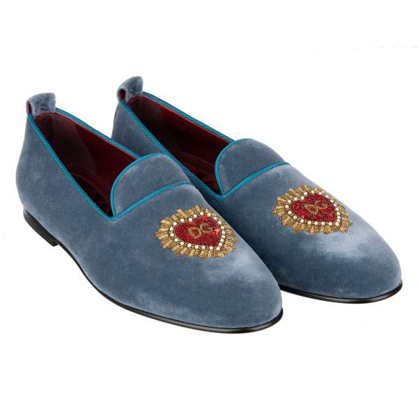 Loafer Schuhe YOUNG POPE aus Samt mit besticktem Herz aus Pailletten und DG Logo in Azur Blau von DOLCE & GABBANA