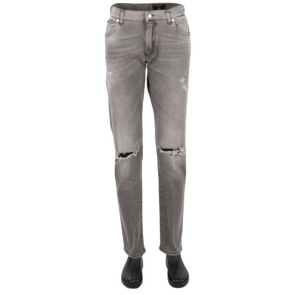 Schmal geschnittene distressed 5-Pockets Jeans SLIM mit silbernem Logo Schild aus Metall und Logo Sticker von DOLCE & GABBANA 