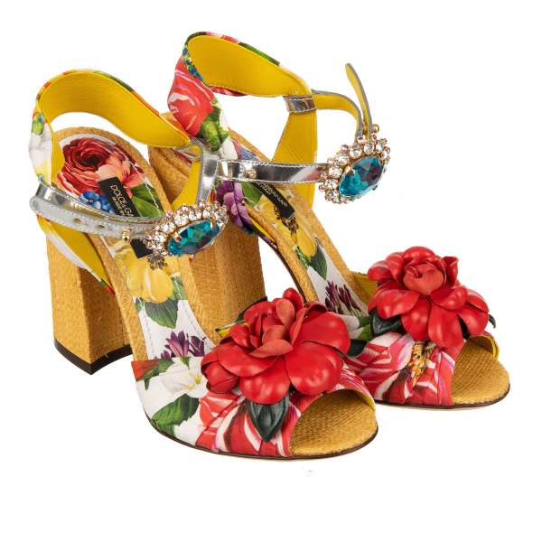 Beschmückte Sandalen KEIRA aus Seide und Raffia mit Kristallen Brosche und Leder Rose in Rot, Gelb, Grün, Weiß und Blau von DOLCE & GABBANA