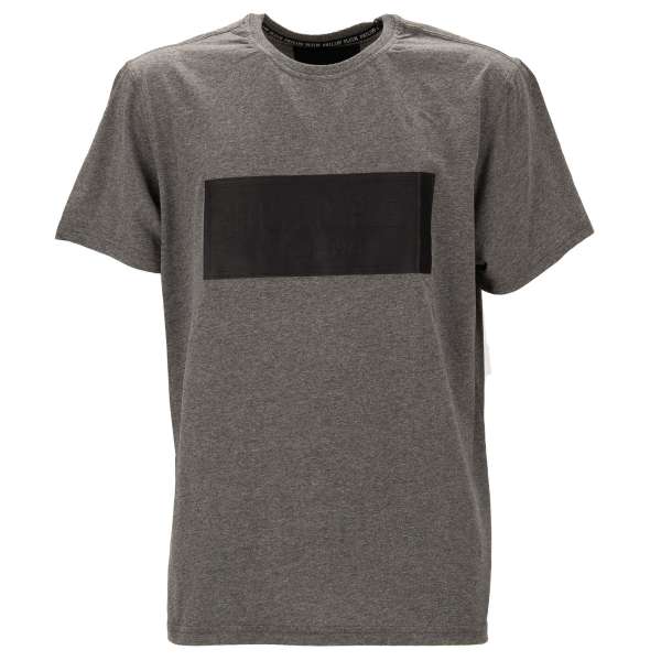 T-Shirt mit massivem Kunstleder Logo vorne und mit Metall Schädel Schild auf der Rückseite in Grau von PHILIPP PLEIN 