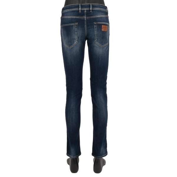 Schmal geschnittene 5-Pockets Jeans mit Leder Logo Schild und Distressed Elementen in Blau von DOLCE & GABBANA