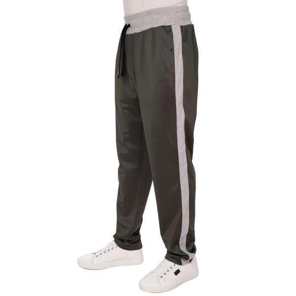 Jogger Hose mit Metallfasern Stickerei Perlen Krone, elastischer Taille und seitlichen Streifen in Grün und Grau von DOLCE & GABBANA 