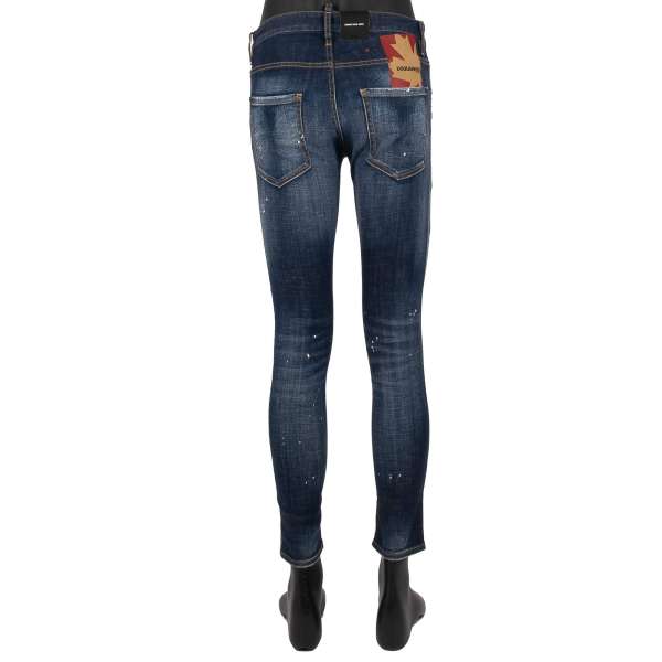 Distressed schmal geschnittene SKINNY DAN JEAN 5-Pockets Jeans mit Ahorn Logo und Farbe Tropfen in blau von DSQUARED2