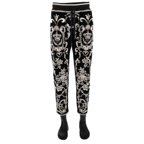 Sweatpants / Jogginghose aus Samt mit Baroque und Logo Print, Logo Schild, Taschen mit Reißverschluss und elastischer Taille von DOLCE & GABBANA 