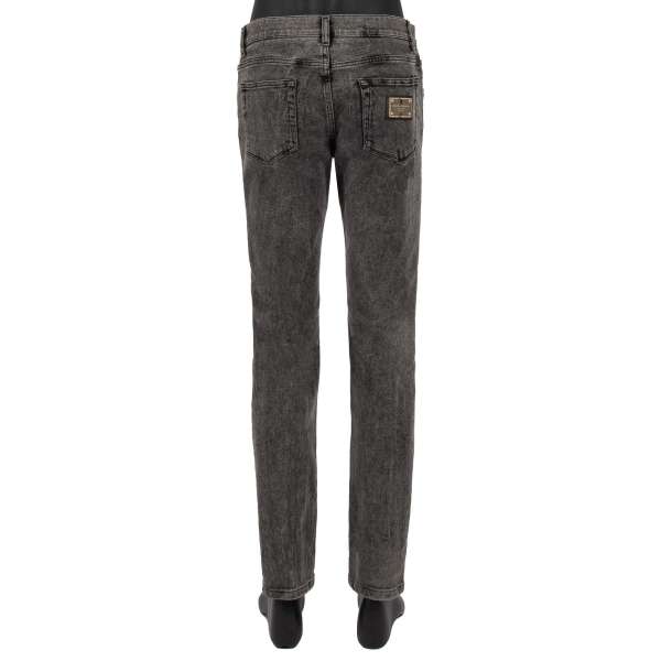 Distressed Schmal geschnittene SLIM 5-Pockets Jeans mit Metall Logo Schild in grau von DOLCE & GABBANACE & GABBANA