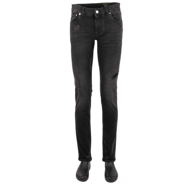 Schmal geschnittene distressed 5-Pockets Jeans SKINNY mit silbernem Logo Schild aus Metall und Logo Sticker von DOLCE & GABBANA 