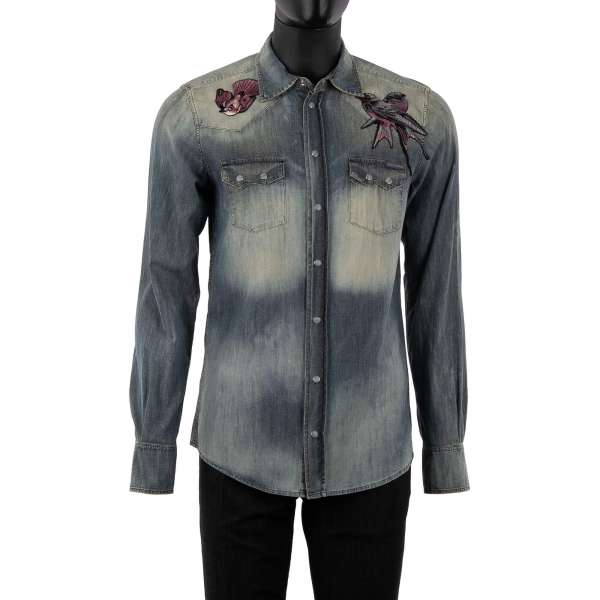 Gewaschenes Vintage Jeans / Denim Hemd in Blau mit Vögel Stickerei, Verschluss mit Druckknöpfen und zwei Taschen vorne in Blau von DOLCE & GABBANA - GOLD Line