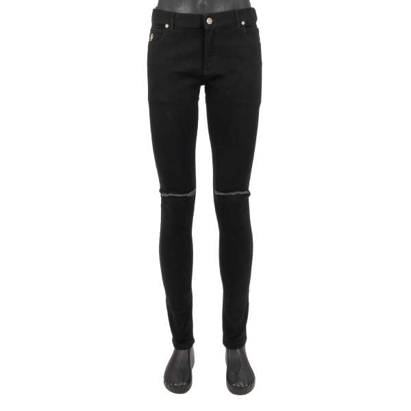 Schmal geschnittene 6-Pockets Jeans SLIM mit Logo und Distressed Elementen in schwarz von BALMAIN