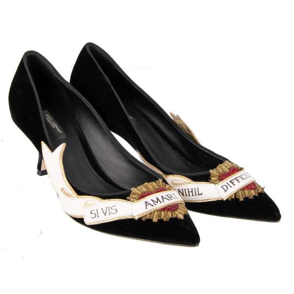 Spitzform Medium Heel Pumps LORI aus Samt in Schwarz mit Pailletten besticktem Sacred Heart und Bannern aus Leder von DOLCE & GABBANA