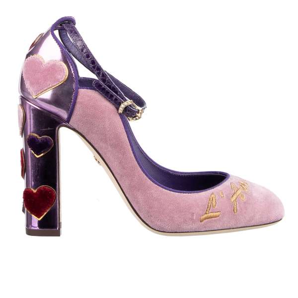 Fesselriemen Pumps VALLY aus Samt und Leder in Lila und Pink mit besticktem L'Amore in Gold, Absatz mit Herzen und Riemen aus Schlangenleder von DOLCE & GABBANA