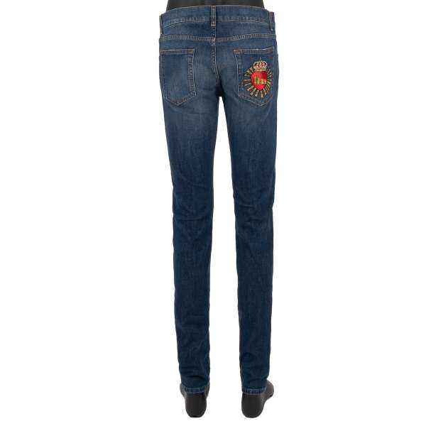 Schmal geschnittene 5-Pockets Jeans SKINNY mit Herz Krone Italien Stickerei Patch in blau von DOLCE & GABBANA 