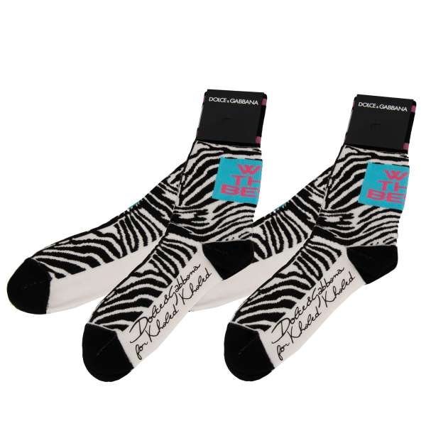 Zwei Paar Unisex Sneaker Socken mit Zebra Print, DG Logo und We The Best Stamp in Schwarz, Weiß und Pink von DOLCE & GABBANA x KHALED KHALED