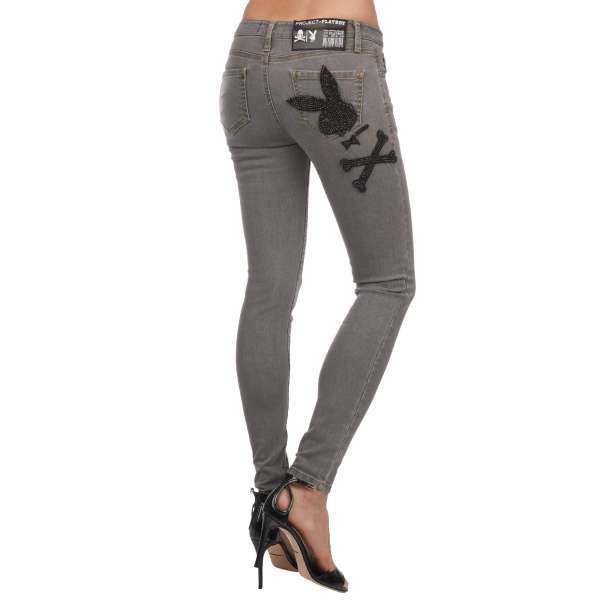 Slim Fit Jeans mit großem Playboy Plein Logo aus schwarzen Kristallen und Playboy X Plein Logo Schild aus Leder hinten von PHILIPP PLEIN x PLAYBOY