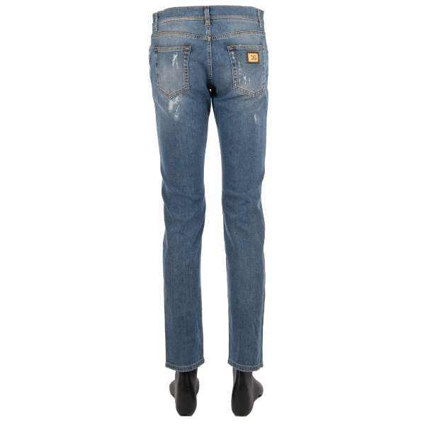 Schmal geschnittene distressed 5-Pockets Jeans SLIM mit goldenem Logo Schild aus Metall und Logo Sticker von DOLCE & GABBANA