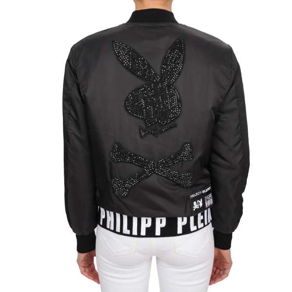 Gefütterte Bomber Jacke aus Nylon mit großem Playboy Bunny Logo aus Kristallen in Schwarz, Plein Stickerei, Lederband mit Logo und Philipp Plein Playboy Logos von PHILIPP PLEIN x PLAYBOY