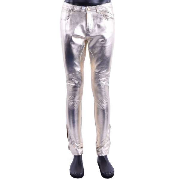 Schmal geschnittene, glänzende Nappa Lederhose im Biker-Stil von MOSCHINO First Line