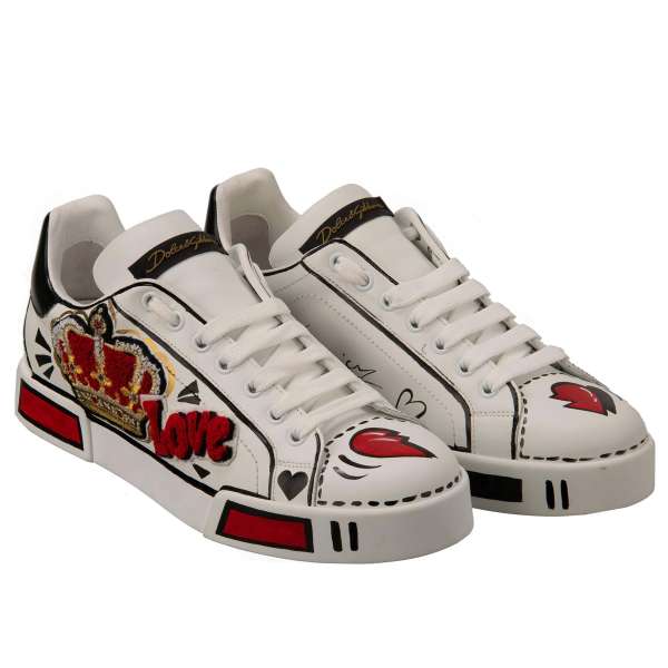 Handbemahlte Exklusive Damen Sneaker PORTOFINO mit Metallstickerei Kristall DG Logo Herz, Krone und LOVE Patch in Schwarz, Rot und Weiß von DOLCE & GABBANA