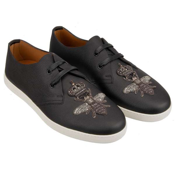 Low-Top Sneaker S.TROPEZ mit Kristall und Metall Fasern Krone und Biene Stickerei in Schwarz von DOLCE & GABBANA