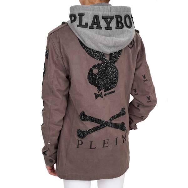 Parka Jacke im Military Stil mit herausnehmbarem Hoodie mit Stickerei, Playboy Plein Logo aus Kristallen und Playboy Schriftzug aus Kristallen von PHILIPP PLEIN x PLAYBOY