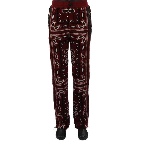 Printed Bandana Paisley Fleece Kunstpelz Jogger Hoser mit Applikationen aus Leder und Taschen mit Reißverschluss in Rot, Weiß und Schwarz von AMIRI