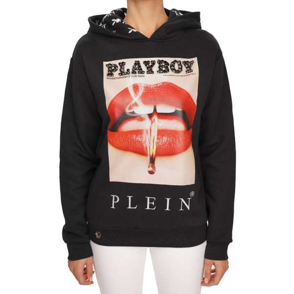 Kapuzenpullover für Damen mit PLAYBOY Schrift aus Kristallen und Magazin Cover von Lauren Young Lippen vorne und gedrucktem PLAYBOY PLEIN Schriftzug hinten von PHILIPP PLEIN X PLAYBOY