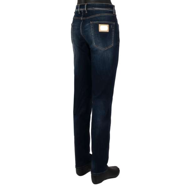 Distressed Schmal geschnittene Slim Fit 5-Pockets Jeans mit Silber Metall Logo Schild in blau von DOLCE & GABBANA 