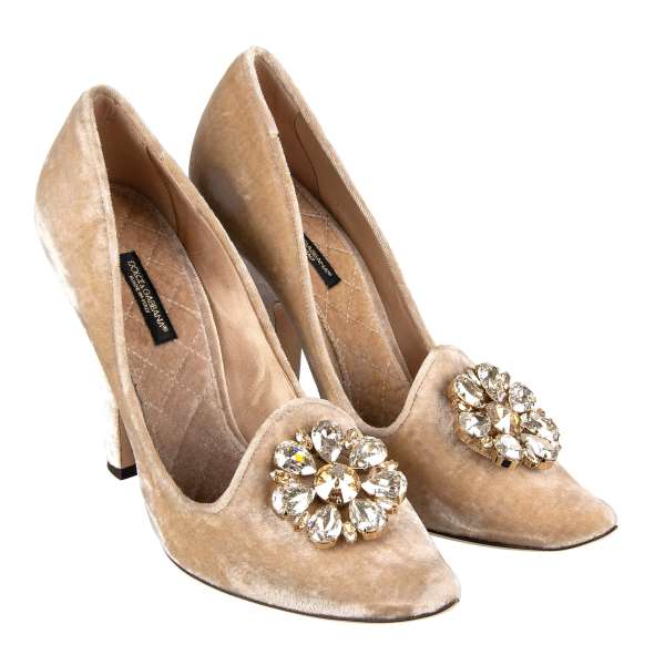 Spitzform Barock Pumps ALADINO aus Samt mit Kristall Brosche in beige von DOLCE & GABBANA