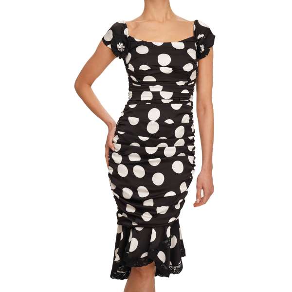 Kleid aus Seide mit Kristallen Broschen, Spitze und Polka Dot Print in Weiß und Schwarz von DOLCE & GABBANA SARTORIA