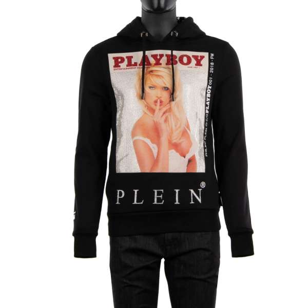 Kapuzenpullover mit Magazin Cover Print von Victoria Silvstedt aus Kristallen vorne und mit Kristallen verziertem' Playboy Plein' Schriftzug auf der Rückseite von PHILIPP PLEIN x PLAYBOY