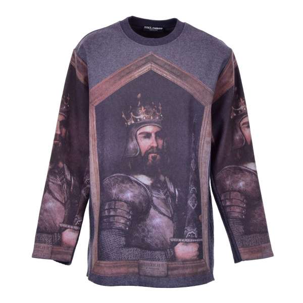 Oversize Sweater aus Schurwolle Mischung im Ritter Stil mit Porträt mit Friedrich II. von Aragonien in Grau von DOLCE & GABBANA