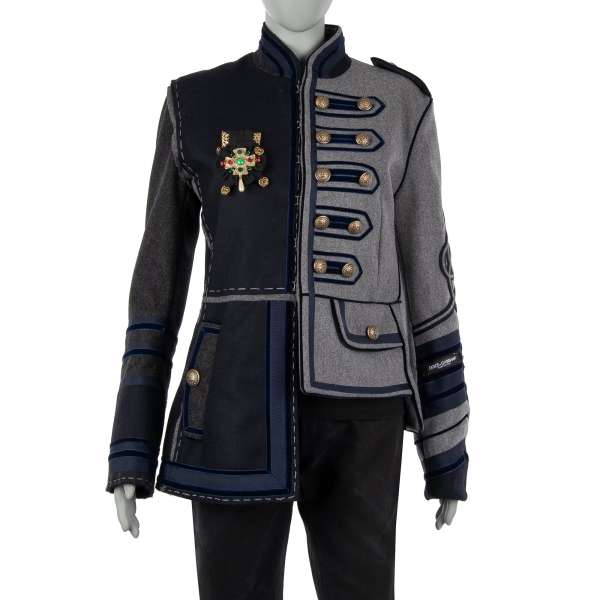 Royal Military Uniform Jacke aus Schurwolle mit Kristall-Brosche auf zwei unterschiedlichen Design-Hälften in Grau und Blau von DOLCE & GABBANA